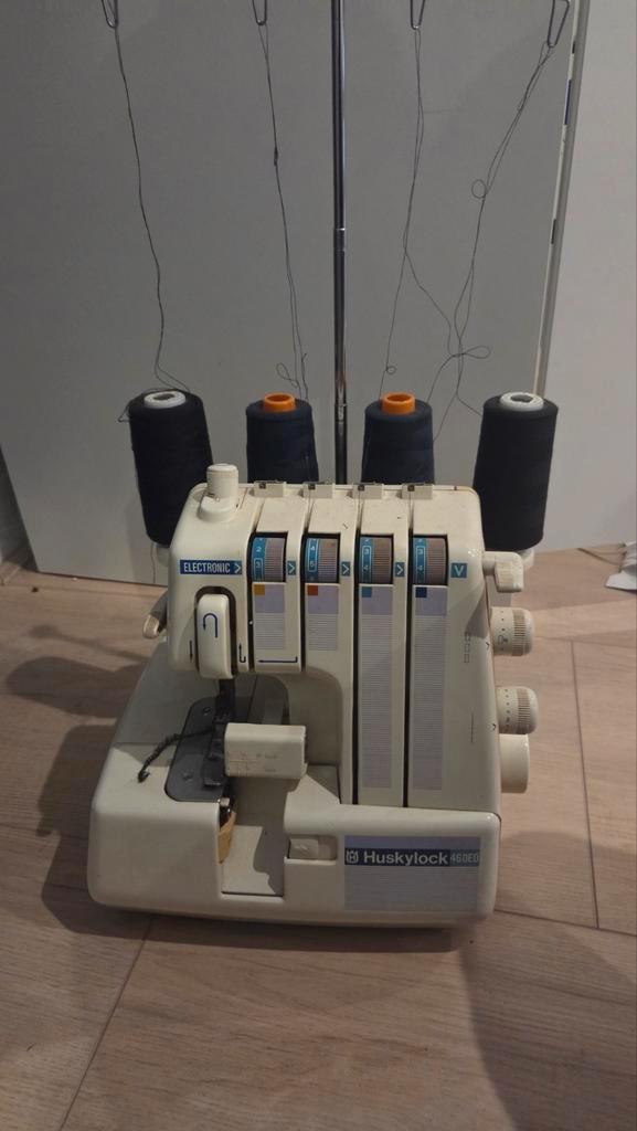 Huskeylock Lockmachine - Goed Onderhouden, Hobby en Vrije tijd, Naaimachines en Toebehoren, Gebruikt, Lockmachine, Husqvarna, Ophalen of Verzenden