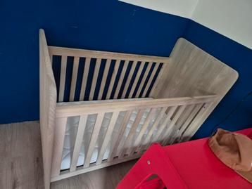 Babybed+ commode+ wandplank beschikbaar voor biedingen