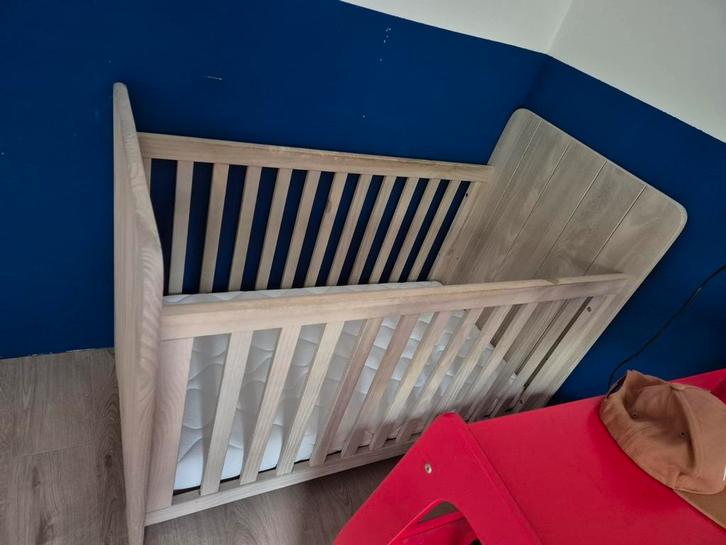 Babybed+ commode+ wandplank, Kinderen en Baby's, Kinderkamer | Complete kinderkamers, Gebruikt, Jongetje of Meisje, Ophalen