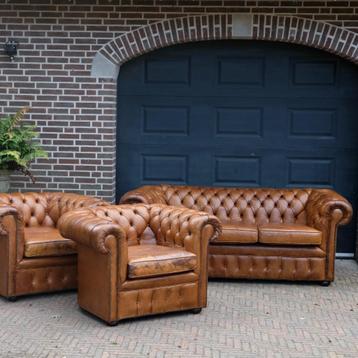 prachtige set: originele Chesterfield bank met 2 fauteuils beschikbaar voor biedingen