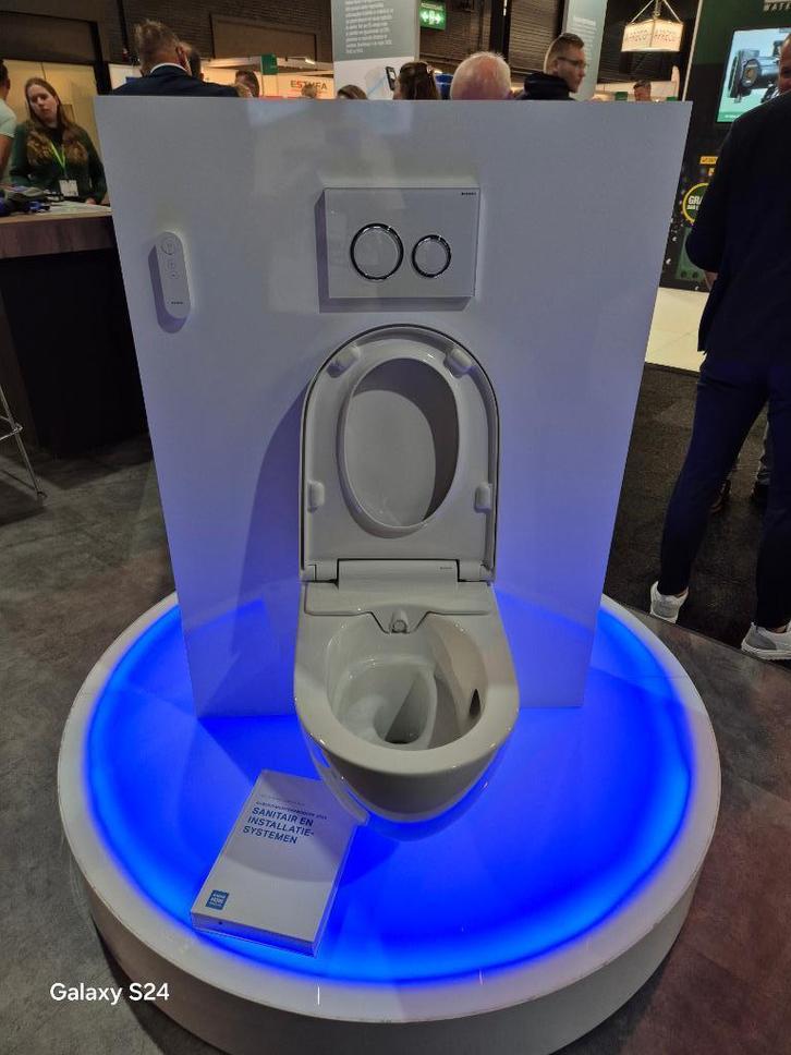 Geberit AquaClean Alba aanbieding voor € 890, Doe-het-zelf en Verbouw, Sanitair, Nieuw, Toilet, Steen, Ophalen of Verzenden