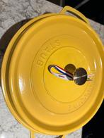 Staub La Cocotte Geel （Citron) 28cm -  nieuw！, Ophalen, Zo goed als nieuw, Koekenpan of Braadpan, Gietijzer