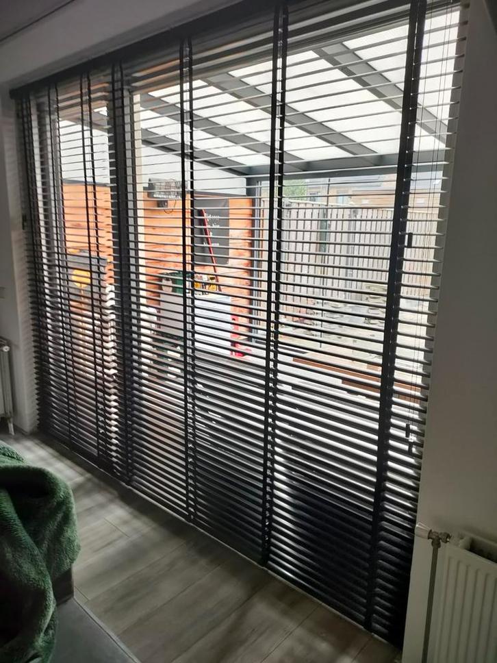 Aluminium  brede jaloezieën zwart 2 stuks, Huis en Inrichting, Stoffering | Gordijnen en Lamellen, Zo goed als nieuw, 150 tot 200 cm