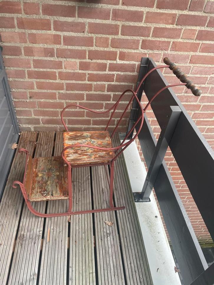 Antieke ijzeren slee met houten zitting 90 h 40 br, Antiek en Kunst, Curiosa en Brocante, Ophalen