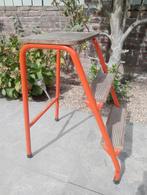 trapje 2/3 treden merk: Brabantia. Vintage/Retro trapje., Doe-het-zelf en Verbouw, Ladders en Trappen, Ophalen of Verzenden, Gebruikt
