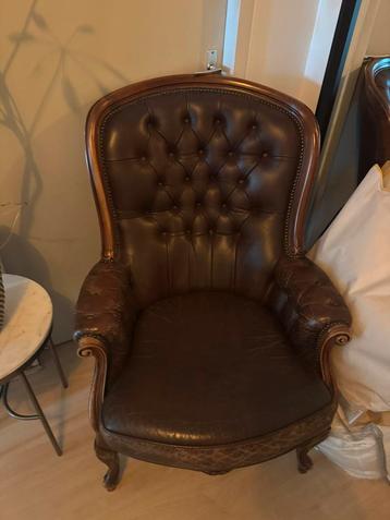 Oude chesterfield beschikbaar voor biedingen