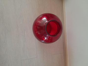 Vaas (groot) diep rood beschikbaar voor biedingen