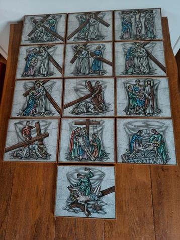 Kruisweg van Jezus in opaline weergegeven 13 van de 14  beschikbaar voor biedingen