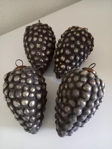 4 grote dennenappels beschikbaar voor biedingen