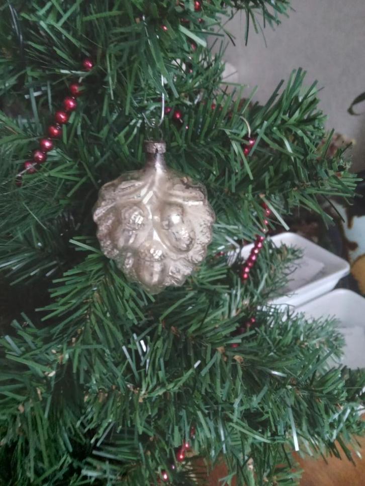 zilverkleurige oude glazen kerstbal model hart relief eikel, Diversen, Kerst, Gebruikt, Ophalen of Verzenden