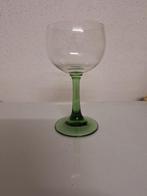 wijnglas met groene voet jaren 60, Verzamelen, Glas en Borrelglaasjes, Ophalen of Verzenden, Zo goed als nieuw, Overige typen