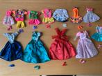 Twaalf Barbiejurken en pakjes met schoentjes, Ophalen of Verzenden, Kleertjes