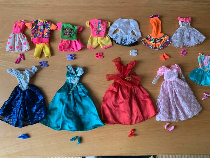 Twaalf Barbiejurken en pakjes met schoentjes, Verzamelen, Poppen, Kleertjes, Ophalen of Verzenden