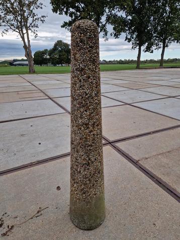 Betonpaal grindpaal 145x35cm 2 kunststofpalen 14x14cm H140cm beschikbaar voor biedingen