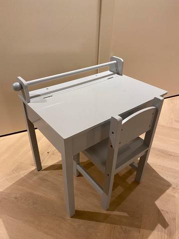 Leuke knutseltafel met stoel beschikbaar voor biedingen