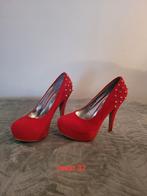 Rode suède pumps met studs op de hakken. Maat 37., Pumps, Mode Queen, Ophalen of Verzenden, Zo goed als nieuw