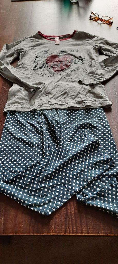 Grijs met donkerblauwe en rode pyjama mt 146/152, Kinderen en Baby's, Kinderkleding | Maat 146, Zo goed als nieuw, Nacht- of Onderkleding