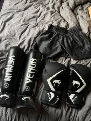Gloednieuwe venom kickboxing gear beschikbaar voor biedingen