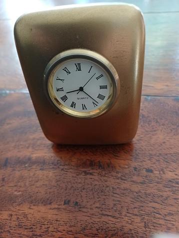 Grappig klein klokje beschikbaar voor biedingen