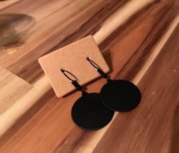 Zwarte oorbellen beschikbaar voor biedingen