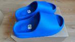 Nieuwe, ongedragen Adidas Yeezy Slide Azure maat 42/US 8, Slippers, Blauw, Nieuw, Ophalen of Verzenden