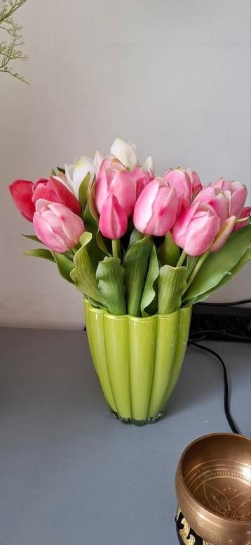 Vaas met superrealistische kunsttulpen beschikbaar voor biedingen