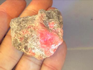 Robijn in Matrix mineralen UV Actief beschikbaar voor biedingen