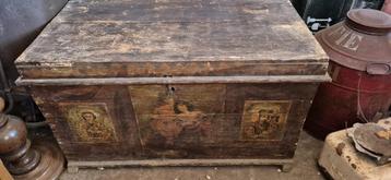 Robuuste antieke opbergkist met religieuze schilderingen beschikbaar voor biedingen
