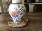 Vaas van Kaiser porselein.Decor duchesse 26 cm hoog., Ophalen