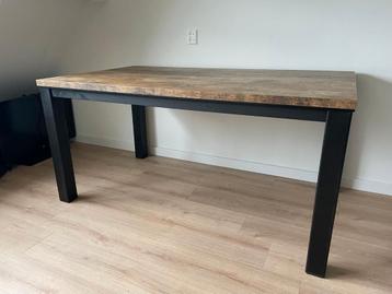 Zeer nette eetkamertafel 160x90x77cm beschikbaar voor biedingen