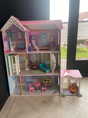 Mooi groot poppenhuis met meubels beschikbaar voor biedingen