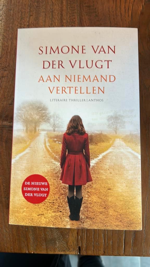 Simone van der Vlugt - Aan niemand vertellen, Boeken, Thrillers, Zo goed als nieuw, Ophalen of Verzenden