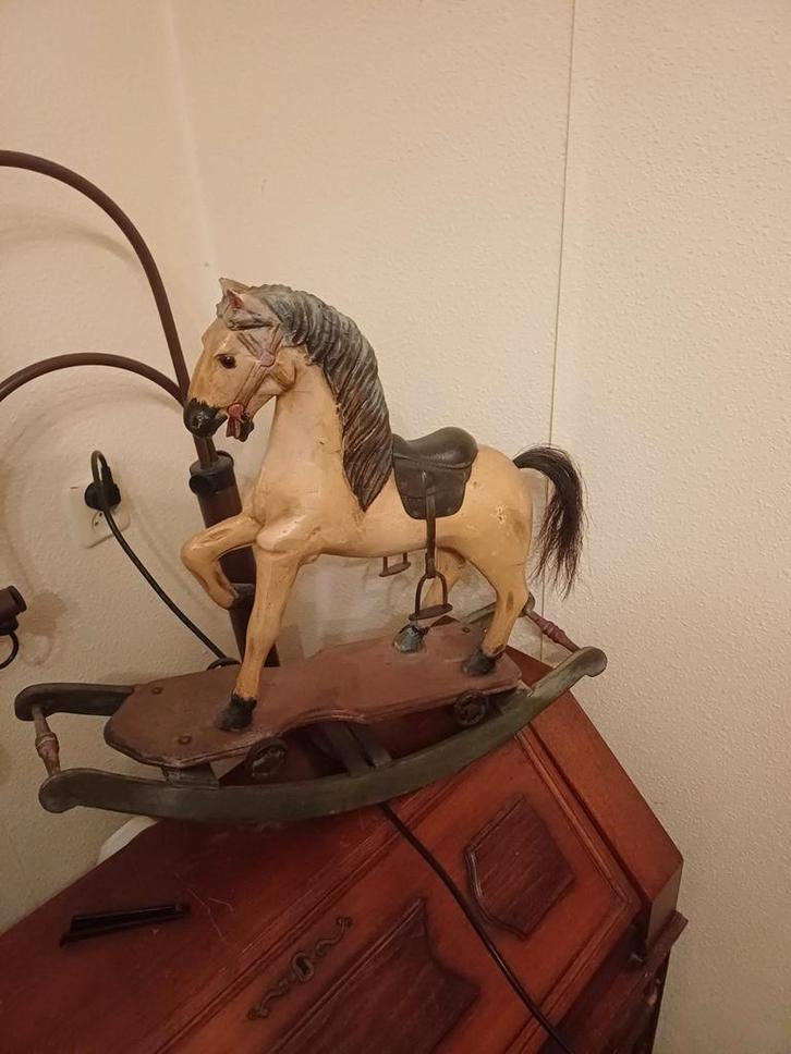 Antiek schommelpaard handgemaakte en beschilderd  en uitgest, Antiek en Kunst, Antiek | Speelgoed, Ophalen of Verzenden