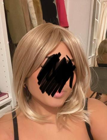 Nieuwe blonde pruik met half lange bob beschikbaar voor biedingen