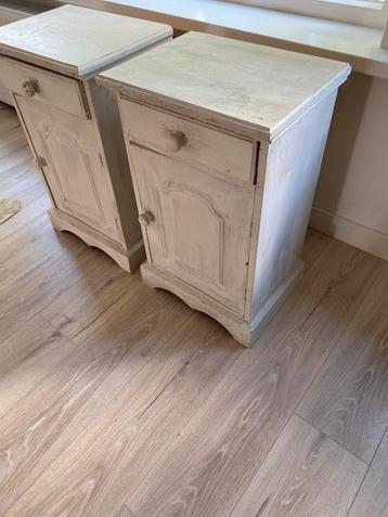 2 grenen nachtkastjes.  Shabby shic wit beschikbaar voor biedingen