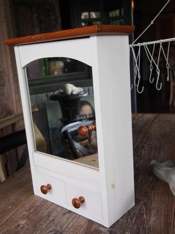 Kleine houten Wandkastje  beschikbaar voor biedingen