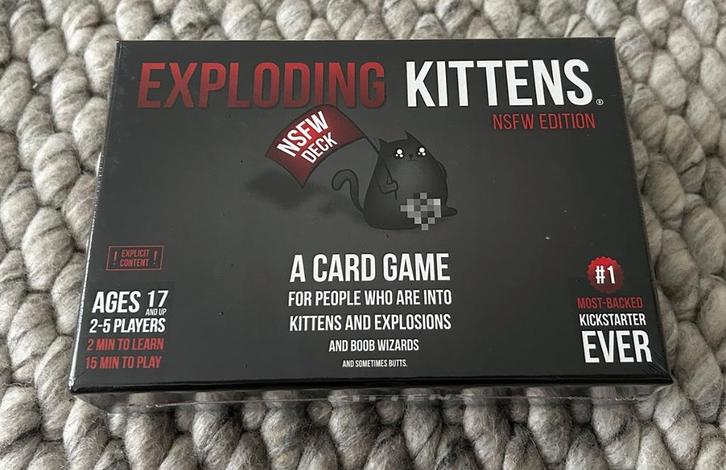 Exploding Kittens - NSFW edition, Hobby en Vrije tijd, Gezelschapsspellen | Kaartspellen, Nieuw, Drie of vier spelers, Ophalen of Verzenden