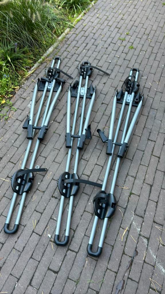 3x Thule FreeRide: 1 vakantie gebruikt, Auto diversen, Fietsendragers, Zo goed als nieuw, Dakdrager, 3 fietsen of meer, Brede banden