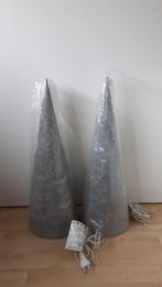 Twee zilveren kerstbomen/kerst piramides met verlichting, Nieuw, Ophalen