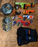 Nerf pistolen met vest en schild, Ophalen of Verzenden, Zo goed als nieuw