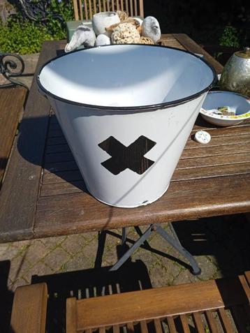 Emaille emmer beschikbaar voor biedingen