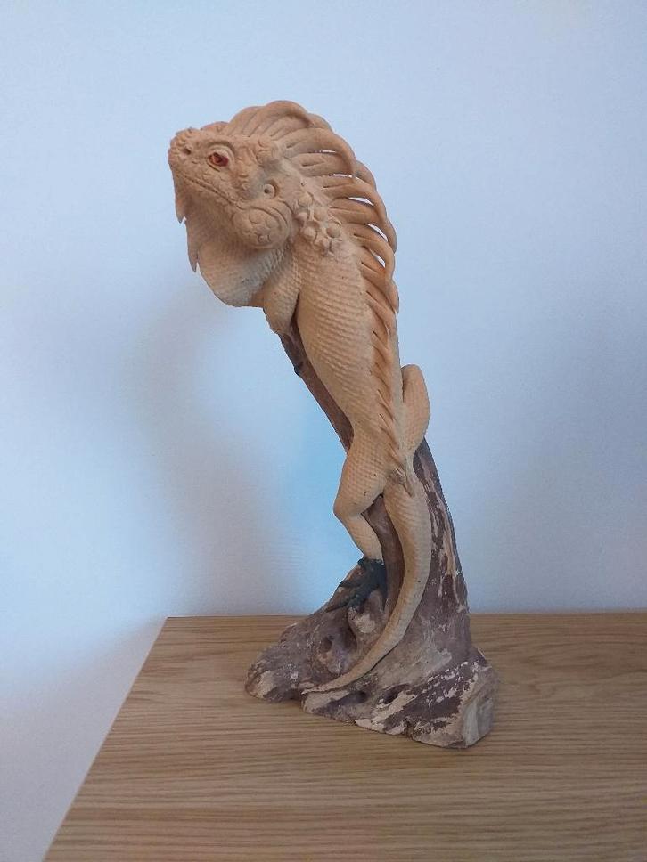 Realistische leguaan sculptuur op hout, Verzamelen, Beelden en Beeldjes, Zo goed als nieuw, Dier, Ophalen of Verzenden