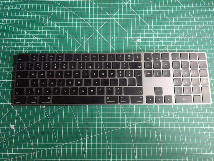 Apple magic keyboard space gray, Computers en Software, Toetsenborden, Ophalen of Verzenden