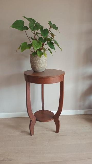 Art Deco plantentafeltje met 3 mooi gevormde poten beschikbaar voor biedingen