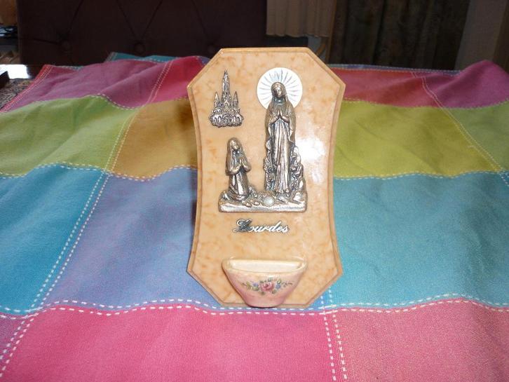 Mooi wijwaterbakje met kerk , Bernadette bij Maria staand, Antiek en Kunst, Antiek | Religie, Ophalen of Verzenden