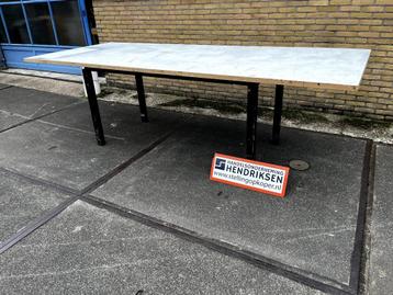 Grote werkbank / zware werktafel / inpaktafel afm. 300x120cm beschikbaar voor biedingen