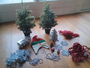 2 leuke kunst kerstboompjes met versiering beschikbaar voor biedingen