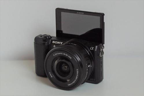 SONY A5100 + 16-50MM - ZWART - 24MP - E-mount - VLOG CAMERA, Audio, Tv en Foto, Fotocamera's Digitaal, Zo goed als nieuw, Spiegelreflex