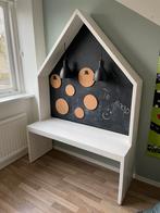 Bureau / speelhuisje met krijt en magneetbord, Kinderen en Baby's, Kinderkamer | Tafels en Stoelen, Gebruikt, Ophalen of Verzenden