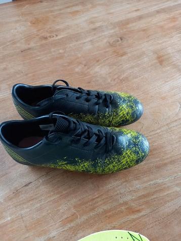 Voetbalschoenen maat 38 beschikbaar voor biedingen